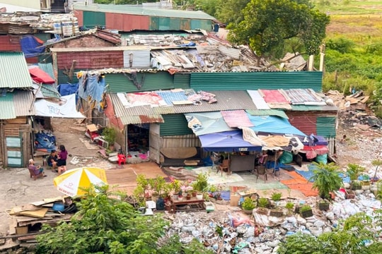 Khu xóm ngập trong rác thải giữa lòng Hà Nội