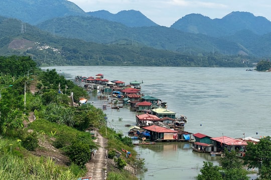 Kiếp sống lênh đênh trên sóng nước Sông Đà