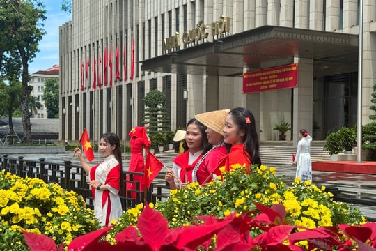 Sắc đỏ ngập tràn đường phố Hà Nội trong dịp Quốc khánh 2/9