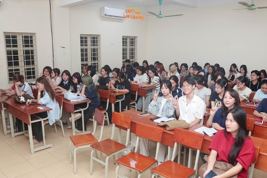 Sự kiện chào tân sinh viên thu hút hàng trăm sinh viên Báo chí trong ngày trở lại