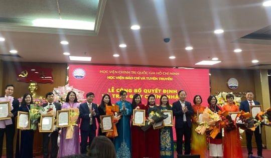 Lễ trao giấy chứng nhận đạt tiêu chuẩn kiểm định chất lượng chương trình đào tạo của Học viện Báo chí và Tuyên truyền