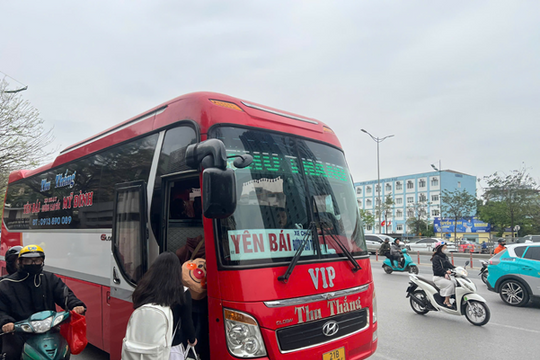 Xe khách vô tư đón trả khách tại lối vào cao tốc Vành đai 3: Tiện lợi hay nguy hiểm cận kề?