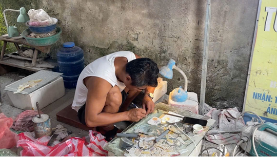 Nghệ nhân Nguyễn Thanh Tuấn: Đưa hơi thở đương đại vào khảm trai truyền thống