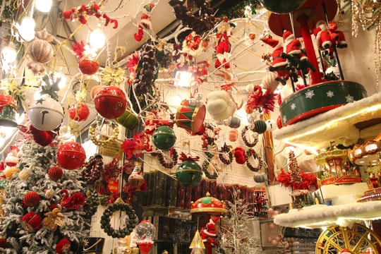 Đường phố Hà Nội ngập sắc đỏ đón giáng sinh