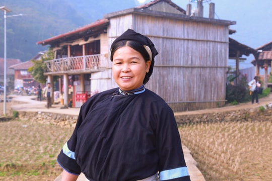 Người đàn bà Nùng An gói ghém hương rừng vào từng nén tâm linh