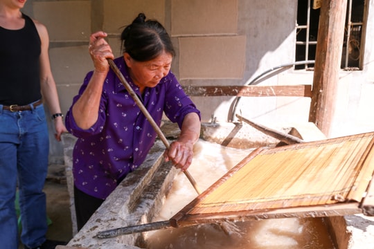 Khói hương, sắc ngói và tờ giấy bản: Nhịp sống trăm năm dưới chân núi đá Cao Bằng