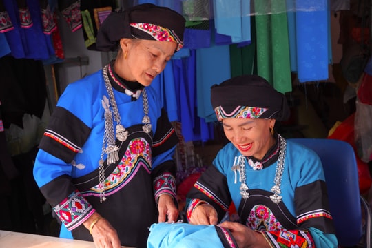 Người say mê giữ gìn văn hóa trang phục dân tộc Bố Y