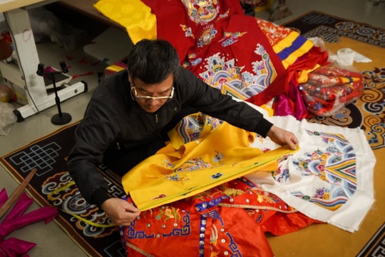 Sự công phu của làng nghề độc nhất thêu áo cho vua