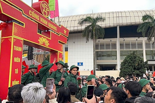 Không khí phấn khởi tại lễ giao nhận quân ở Quảng trường Sân vận động Mỹ Đình