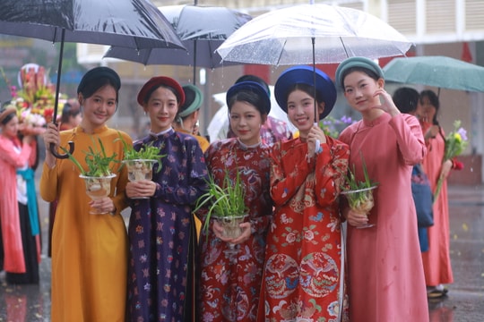 Cổ phục Việt hiện diện trong giới trẻ