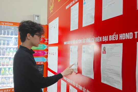 Những lá phiếu bầu đến từ thế hệ sinh viên trẻ trong ngày hội trọng đại của đất nước