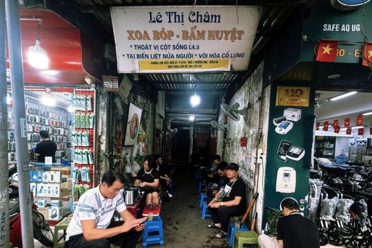 Trà đá vỉa hè Hà Nội: Chạm vào nhịp sống phố thị