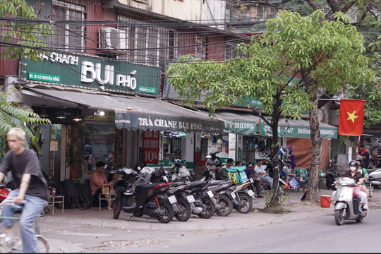 Sau chỉ đạo quyết liệt của Giám đốc Công an TP Hà Nội, tình trạng 'chiếm vỉa hè làm của riêng' vẫn tái diễn