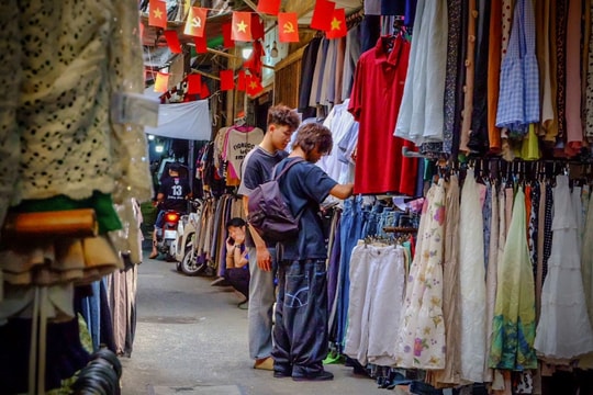 Xu hướng thrifting: Giới trẻ mua đồ cũ để theo đuổi lối sống xanh