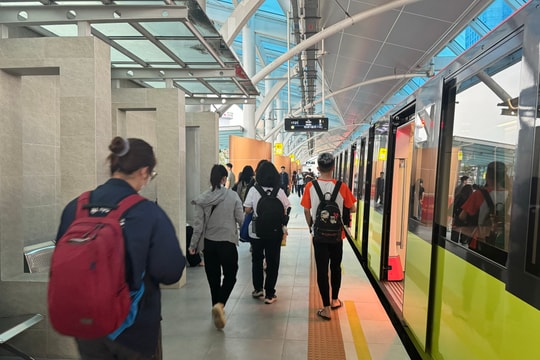 Cảnh trái ngược từ trưa đến tối trên tuyến metro Nhổn - Cầu Giấy