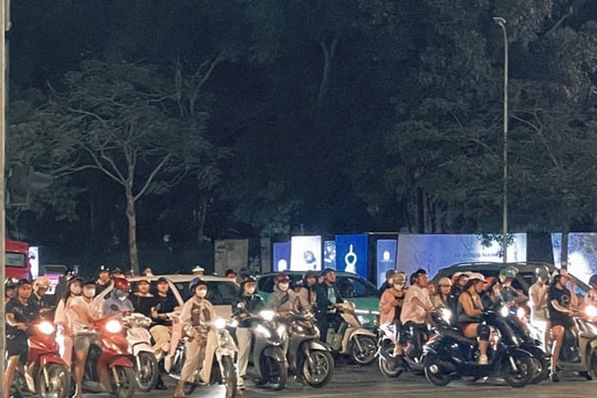 Hà Nội: Ngày nghỉ cuối tuần, các góc phố vẫn "ngộp thở" vì ùn tắc