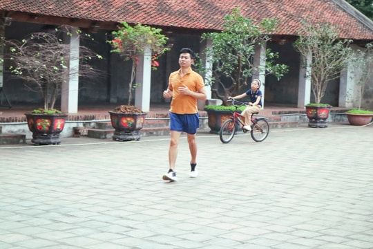 Nhịp sống thể thao sôi nổi của người dân quanh Chùa Láng mỗi buổi chiều