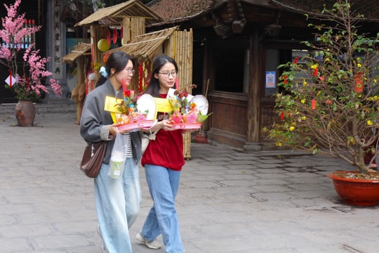 Rác thải bủa vây sông Hồng, người dân quận Tây Hồ khốn khổ