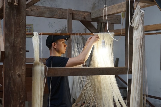 Khi người trẻ tiếp nối “mạch tơ” làng lụa