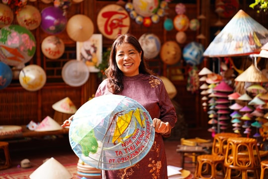 Nghệ nhân Tạ Thu Hương vun xới nghề nón Làng Chuông