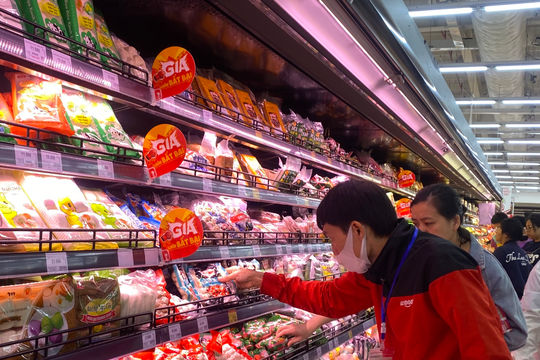Siêu thị từ 18 giờ, thiên đường “săn” sale trong lòng Hà Nội