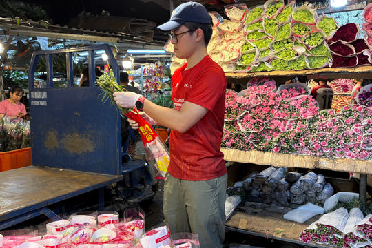 Đêm không ngủ tại chợ hoa Quảng Bá
