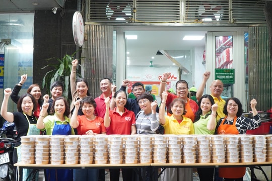 Đằng sau một bát cháo: 10 năm giữ lửa của người kết nối những tấm lòng