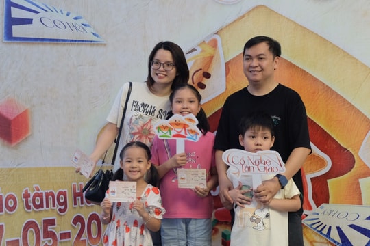 Du khách thích thú với board game “cờ tỷ phú” tại “Phú Hộ Làng Nghề”