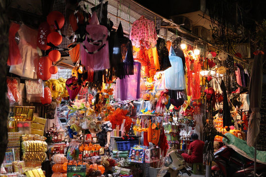 Sắc màu rực rỡ phủ kín phố Hàng Mã những ngày cận lễ Halloween