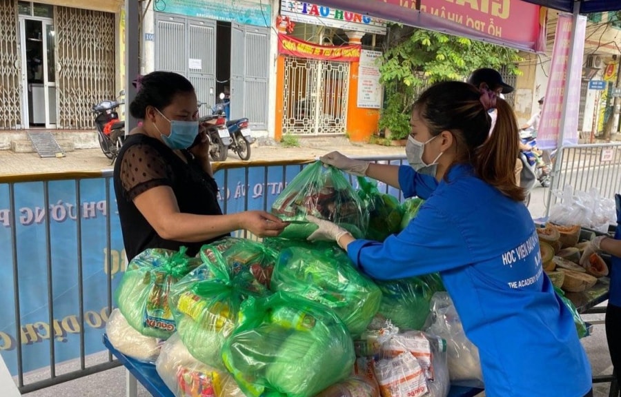 Sinh viên Viện Báo chí nơi tuyến đầu chống dịch