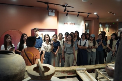 Nhịp sống làng gốm và những trải nghiệm chính trị của sinh viên Báo chí