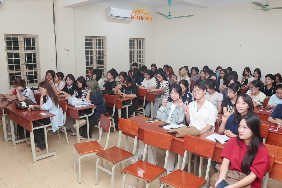 Sự kiện chào tân sinh viên thu hút hàng trăm sinh viên Báo chí trong ngày trở lại