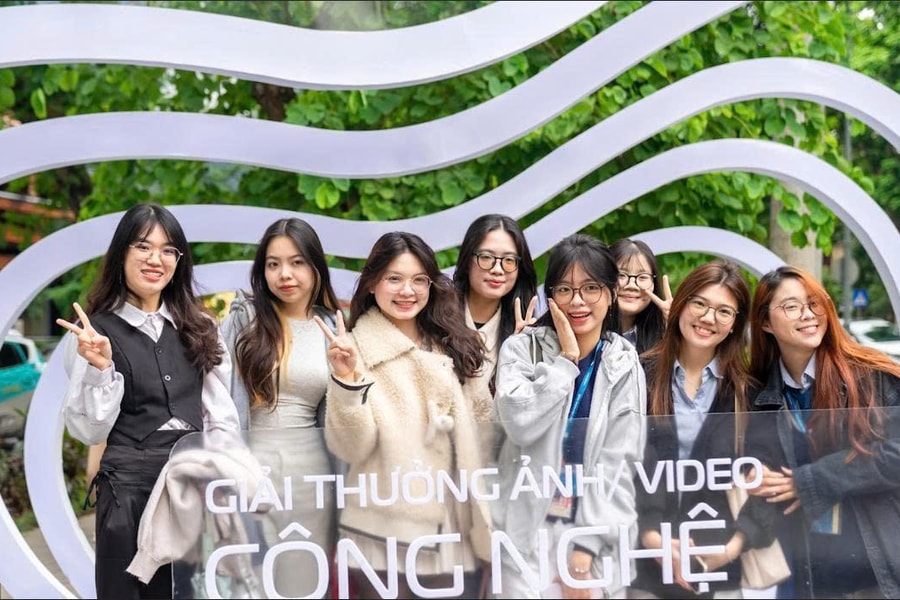 Không khí sôi động ngày đầu triển lãm ảnh “Công nghệ từ trái tim”