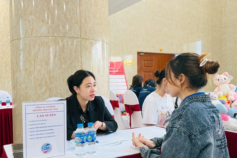 Ngày hội tư vấn và giao dịch việc làm phường Cầu Giấy 2025: Cơ hội kết nối doanh nghiệp và lao động trẻ