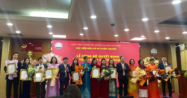 Lễ trao giấy chứng nhận đạt tiêu chuẩn kiểm định chất lượng chương trình đào tạo của Học viện Báo chí và Tuyên truyền