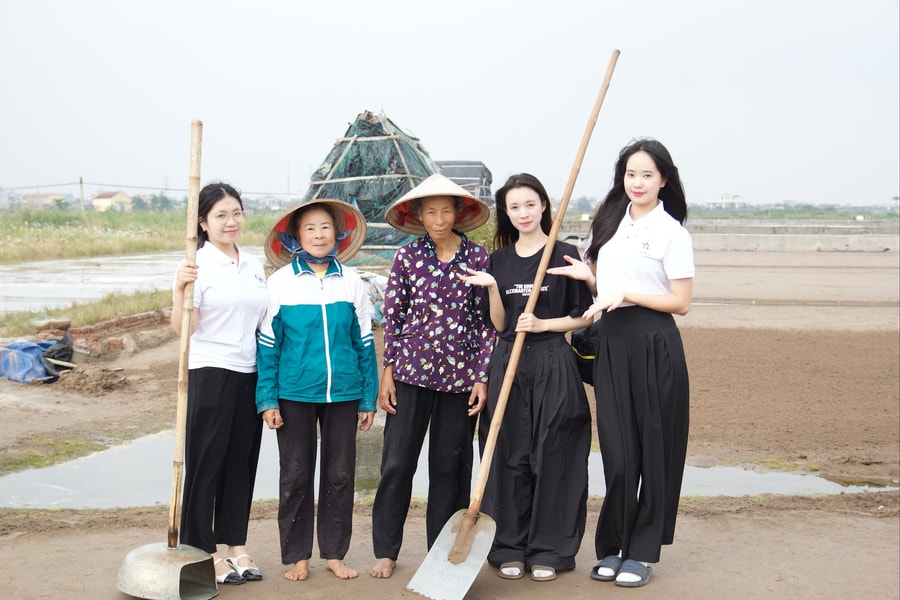 Nhóm sinh viên với khát khao nâng cao giá trị hạt muối Việt