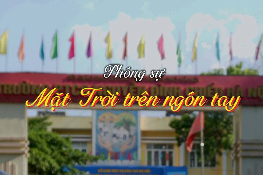 Những đôi tay lần tìm ánh sáng trên hành trình đến với tri thức